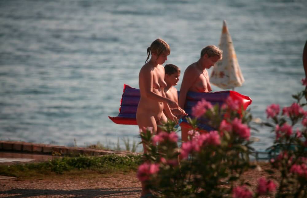 Dusk Til Dawn Showering phoros - Naturism and nudism