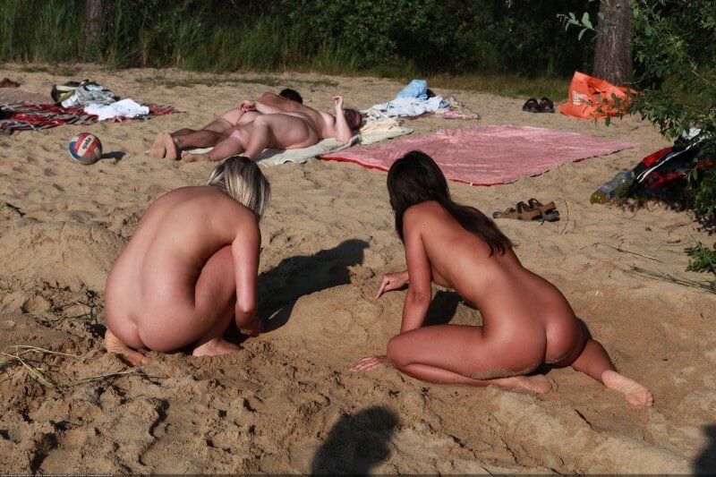 Creekside activity Big Photo gallery - Naturism and nudism