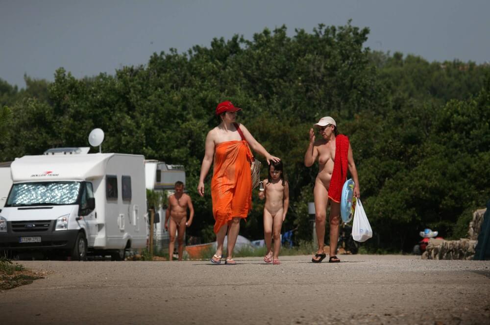 Bondi Beach Path Outskirt pics - Naturism and nudism
