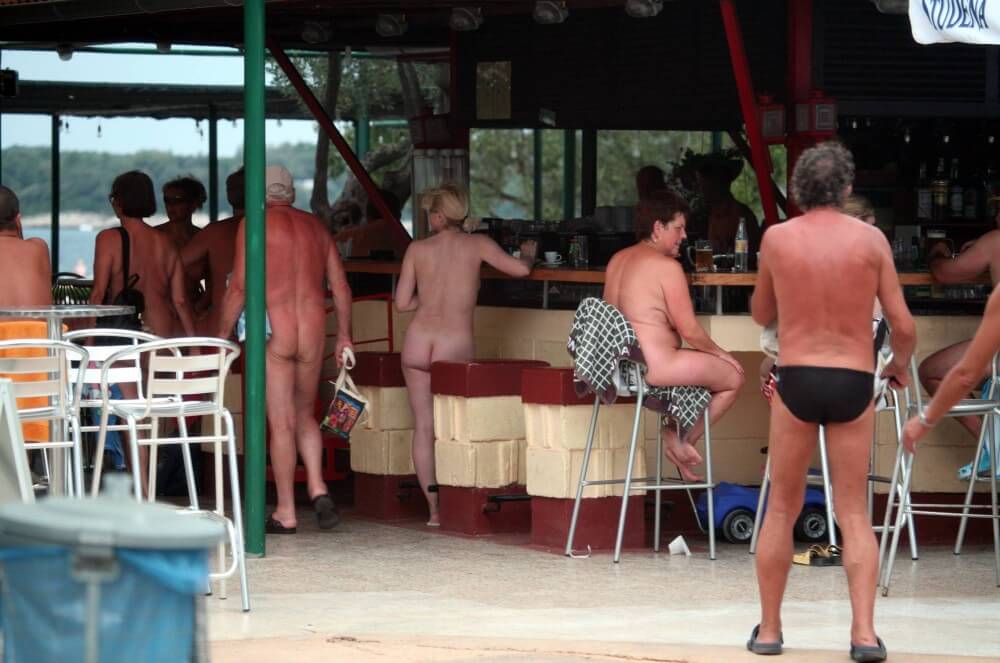 Outdoor diner view - Naturism and nudism