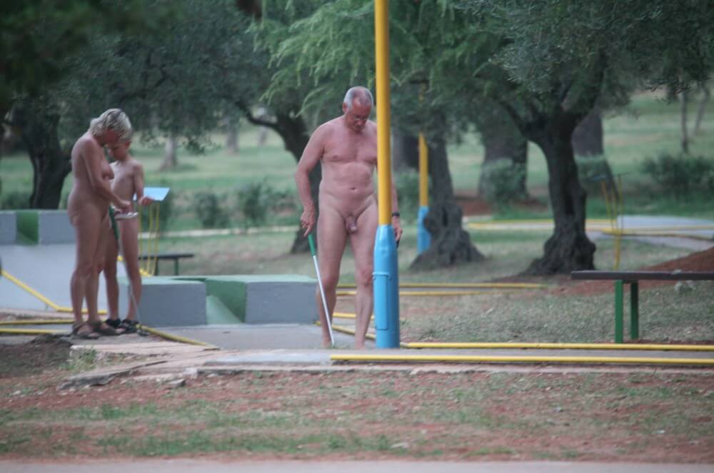 Mini-Golf Nude Participants pics - Naturism and nudism