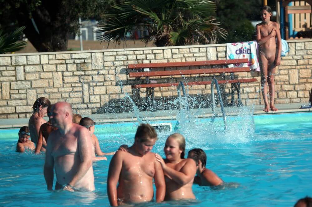 Naturist Pool Girls Profile pics - Naturism and nudism