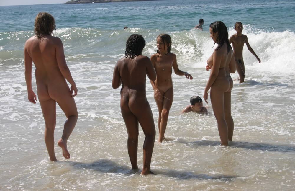 Brazils Water Refreshing pics - Naturism and nudism