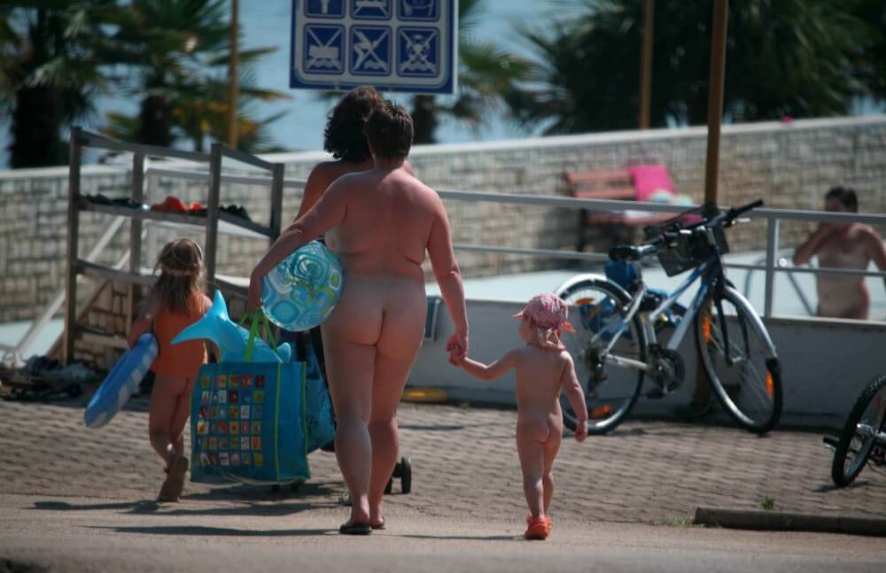 Pool Outskirt Nude Guests pics - Naturism and nudism