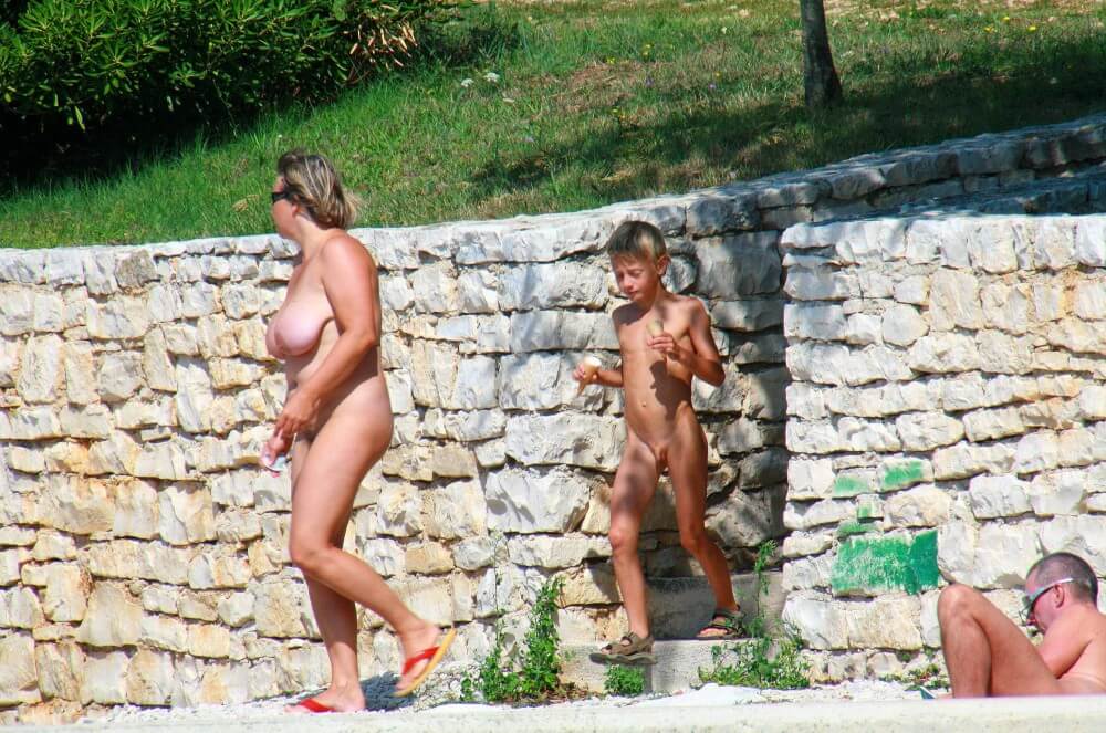 Ula FKK Wall-Side Families pics - Naturism and nudism