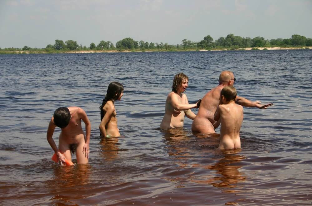 Kiev Water-Front Bathing pics - Naturism and nudism