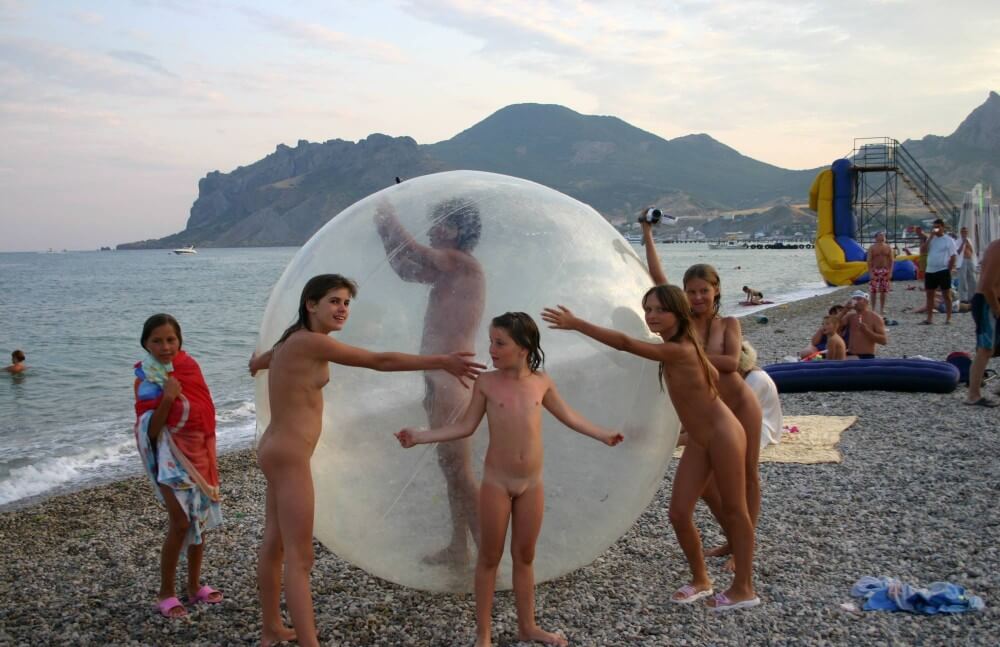 Pics Walk on the Beach Balloon - Naturism and nudism
