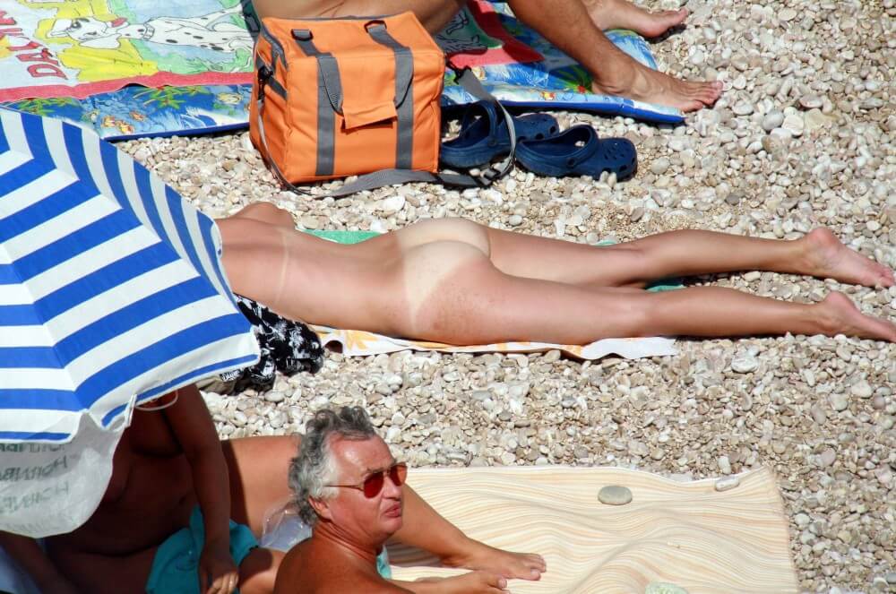 Naturists Beach Relaxation pics - Naturism and nudism
