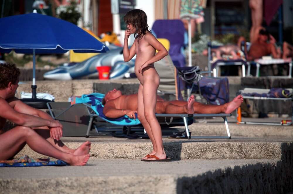 Girl Walk to Nudist Shower pics - Naturism and nudism