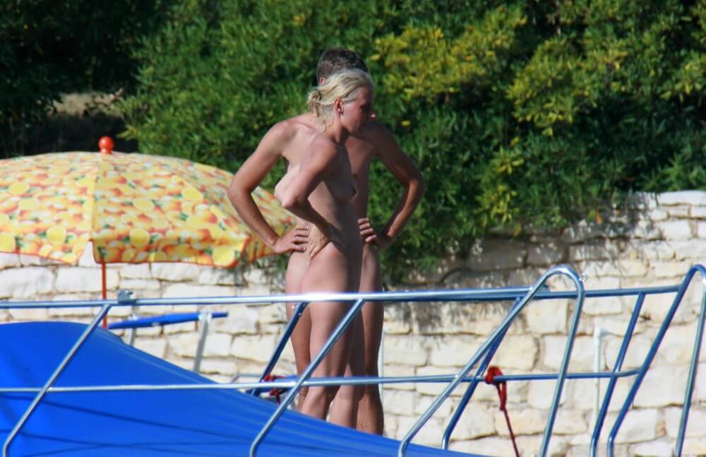 Casual Beachside Strolling pics - Naturism and nudism