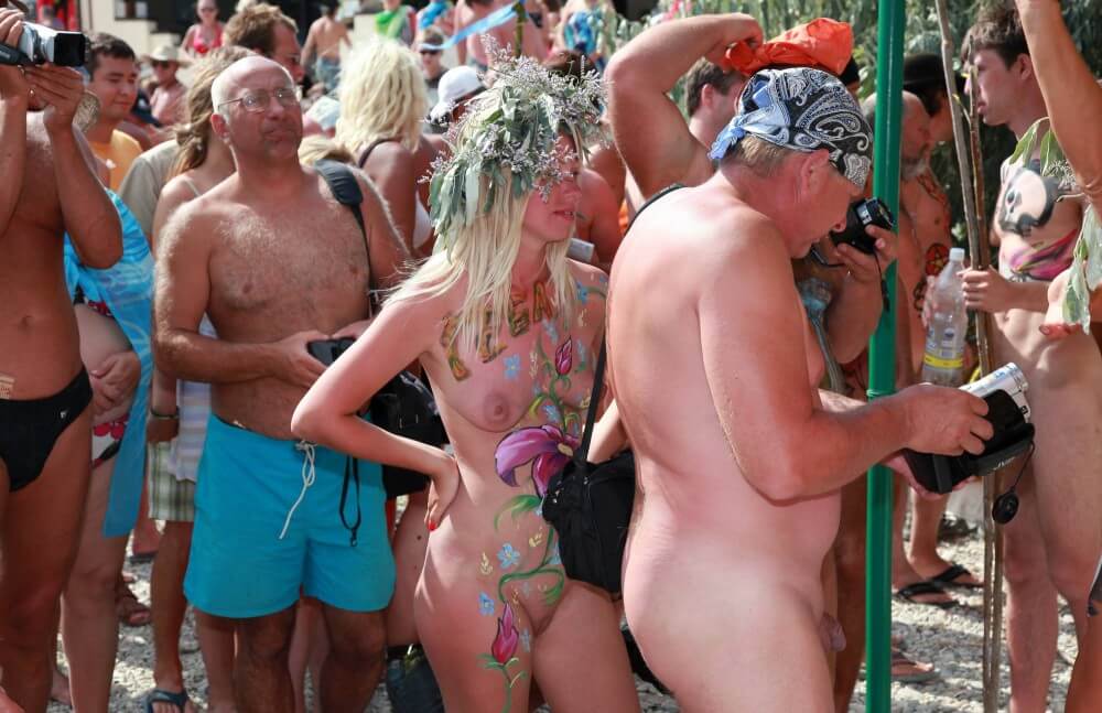 Neptune Painting Couple pics - Naturism and nudism